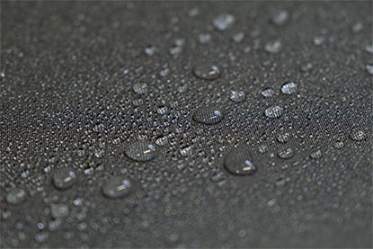 Nahaufnahme vom Markisenstoff mit Regentropfen